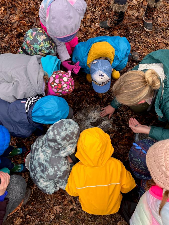 Biologist teaches kids about nature out in nature