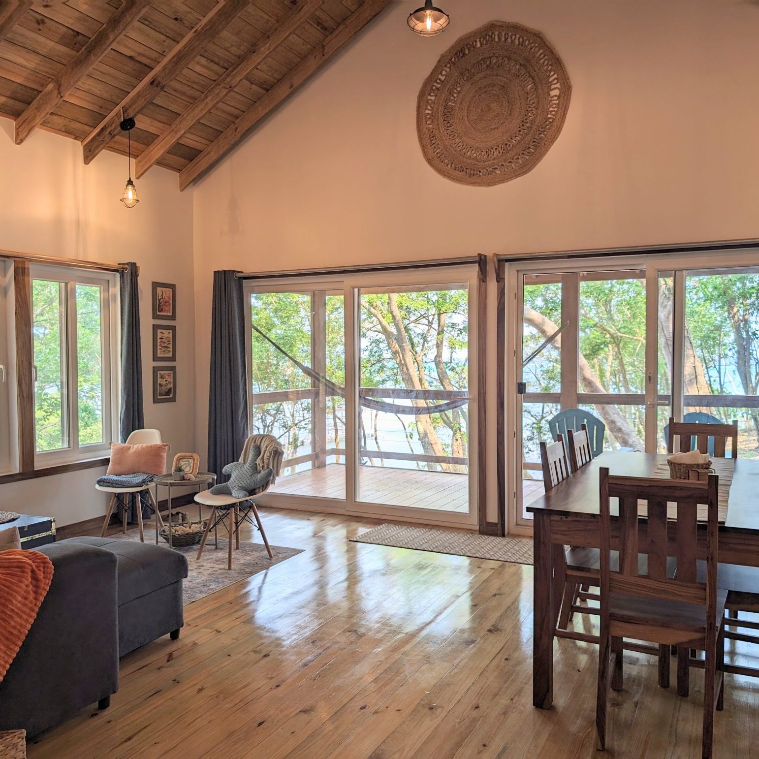 Spacious dining and living area with ocean view in Caribbean reef and jungle cabin, Morada Coralina.